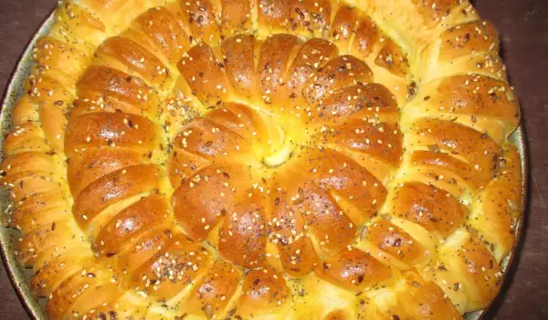 Красивый болгарский соленый пирог - тутманик