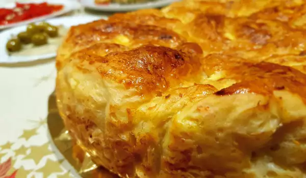 Пышный соленый болгарски пирог тутманик на смальце