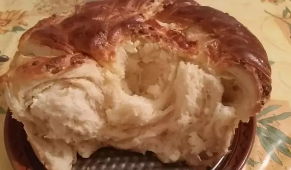Скрученный болгарский соленый пирог - тутманик