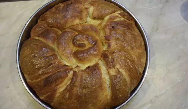 Скрученный болгарский соленый пирог - тутманик
