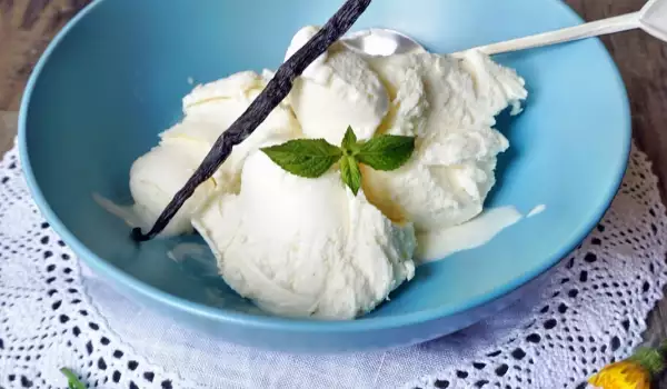 Ванильное мороженое со сгущенкой