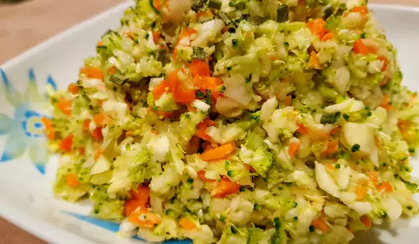 Витаминный салат из брокколи, моркови и пастернака