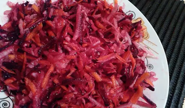 Витаминный салат из свеклы, двух видов репы и моркови