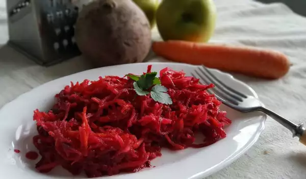 Витаминный салат из свеклы, моркови и яблок