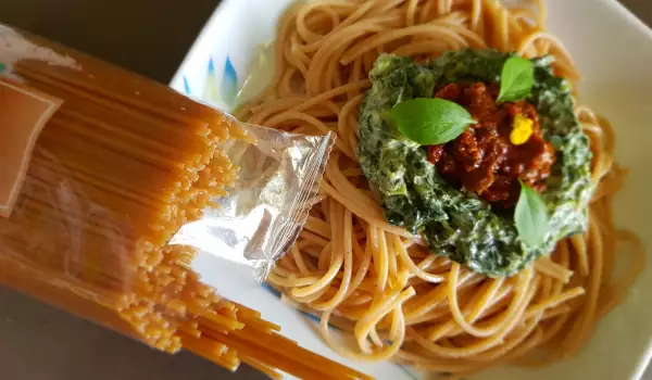 Полезные цельнозерновые спагетти с сушеными помидорами и шпинатом