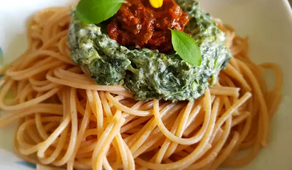 Полезные цельнозерновые спагетти с сушеными помидорами и шпинатом