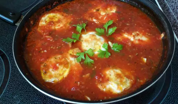 Яйца пашот в томатном соусе