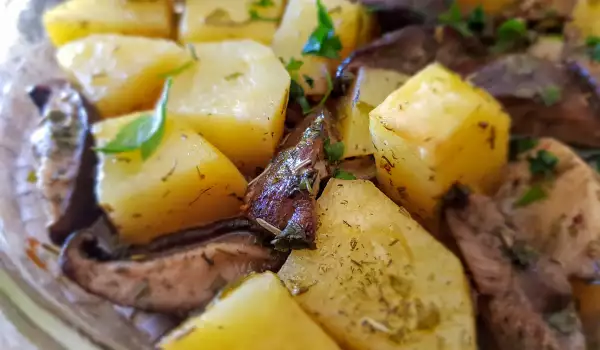 Картофель тушеный в духовке с грибами