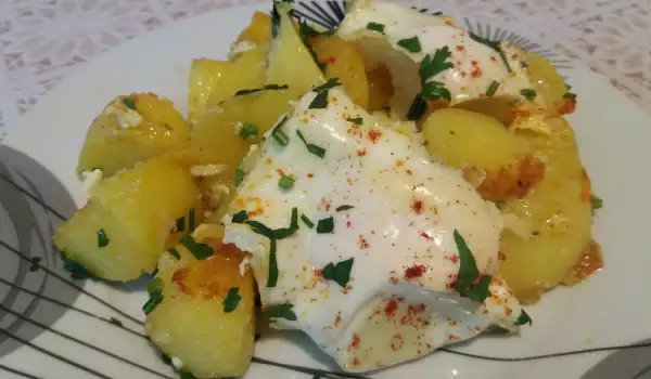 Тушеная картошка с яйцами