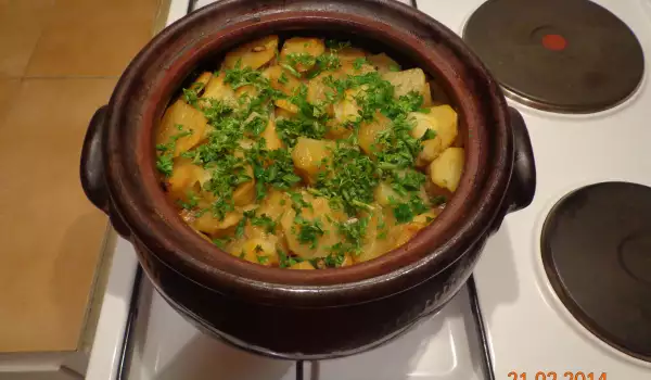 Кролик с картофелем в ​​глиняном горшке