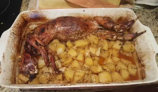 Запеченный кролик с начинкой и картофелем в духовке