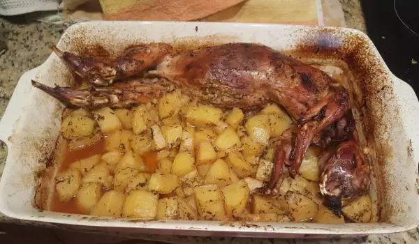 Запеченный кролик с начинкой и картофелем в духовке