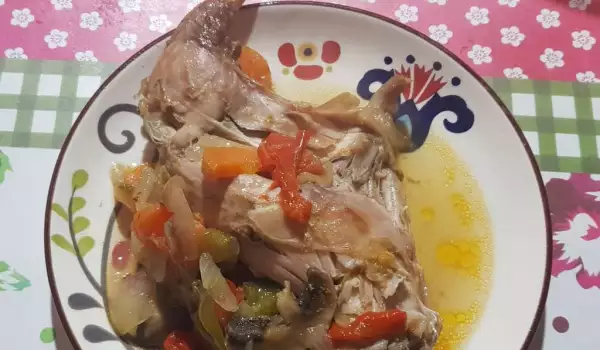 Тушеный кролик с овощами и соусом