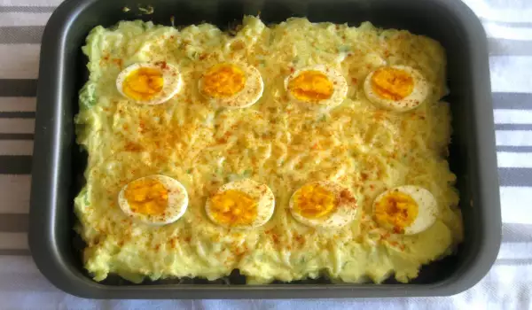 Запеканка с фаршем, картофельным пюре и яйцами