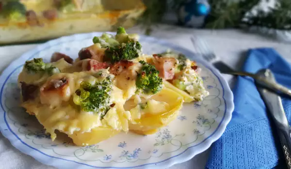 Запеканка с брокколи, картофелем и беконом