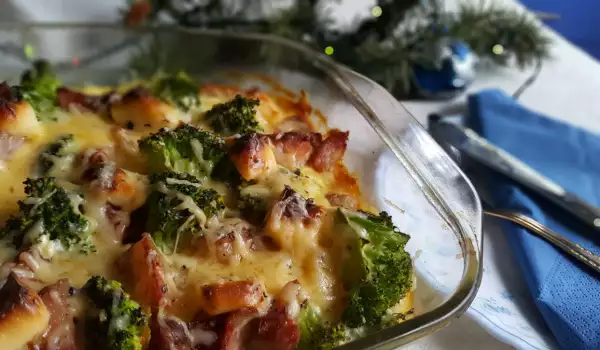 Запеканка с брокколи, картофелем и беконом