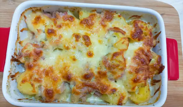 Запеканка с куриным филе и молодым картофелем
