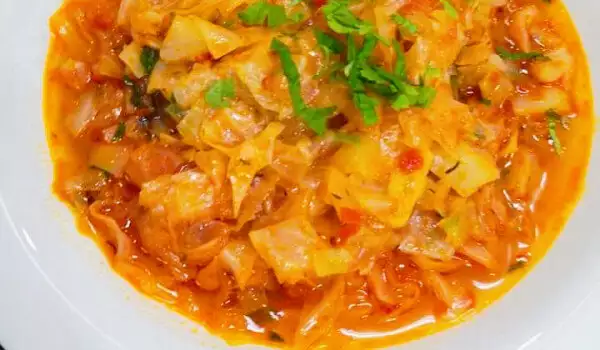 Постная свежая капуста с помидорами