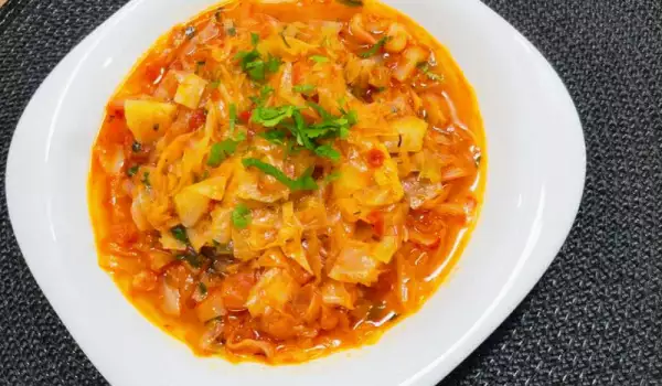 Постная свежая капуста с помидорами