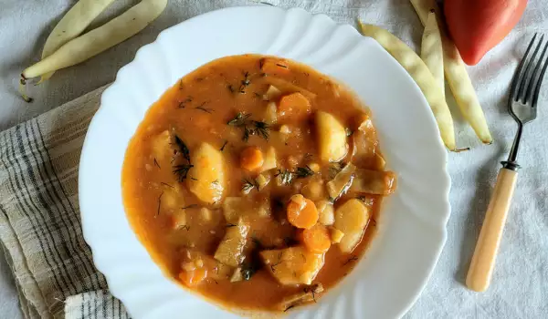 Стручковая фасоль с картофелем в кастрюле