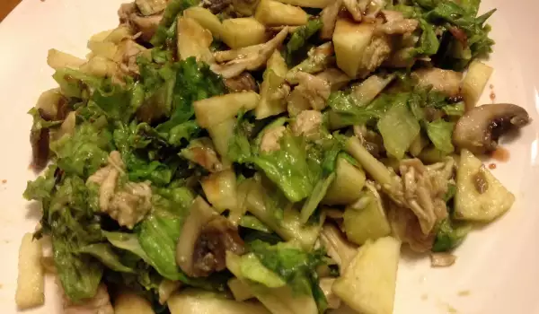 Зеленый салат с грибами и филе