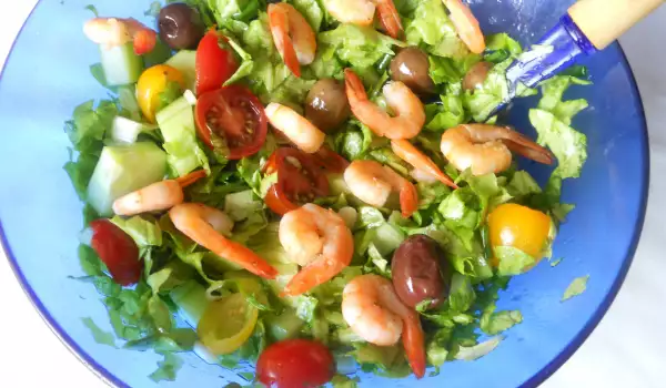 Весенний зеленый салат с оливками и креветками