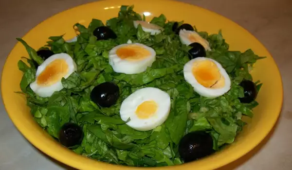 Зеленый салат с яйцами