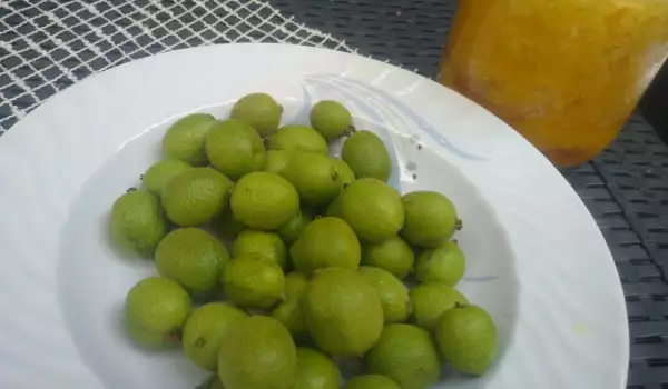 Зеленые грецкие орехи с медом для здоровья глаз