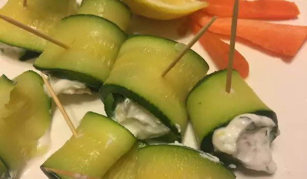 Рулетики с семгой, кабачками и сливочным сыром