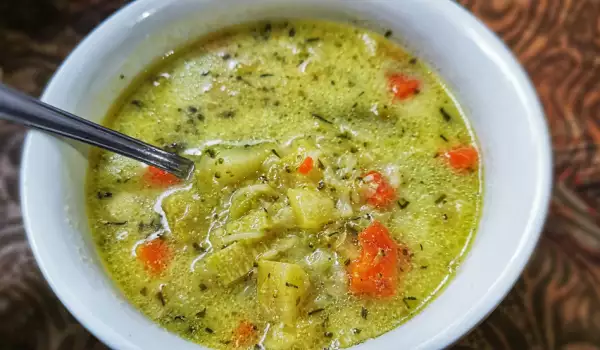 Овощной суп с брокколи, цветной капустой и кабачками