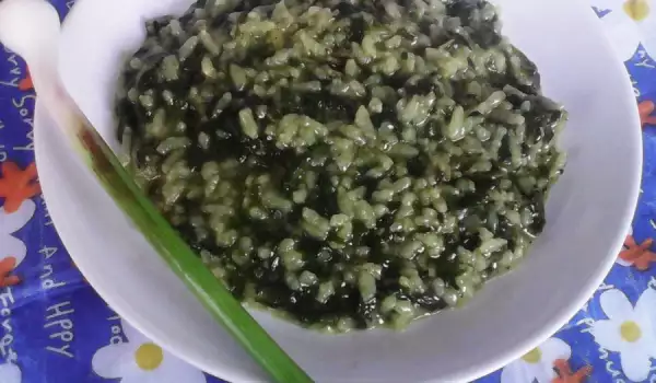 Вареный рис со шпинатом