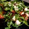 Салат с рукколой, шариками моцареллы и сушеными помидорами