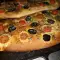 Ароматная фокачча с помидорами черри и оливками
