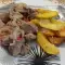 Свиные кусочки с луком и сладким перцем на сковороде
