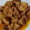 Жареные куски свинины с репчатым луком