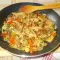Кусочки свинины с овощами на сковороде