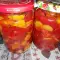 Нарезанные сладкие перцы клаудио и морковь в банках