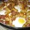 Запеченный картофель с колбаской и яйцом