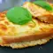 Чесночные ломтики хлеба с сыром