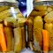 Стерилизованные соленые корнишоны в больших банках