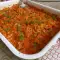 Свежая капуста с репчатым луком, укропом и помидорами в духовке