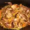 Перепела в глиняном горшке с беконом и репчатым луком