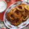 Луковые кольца в кляре с чесночным соусом