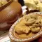 Свиные стейки с грибами в глиняном горшке