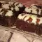 Пирожные с шоколадным сиропом