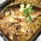 Карп, запеченный с луком-пореем и грибами