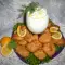 Куриные кусочки в лимонной панировке и с молочно-кислым соусом.