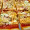 Пицца со сливками, беконом и сыром