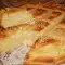 Слоеный хлеб погача со сливочным маслом и брынзой