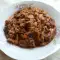 Свежая капуста со свининой и луком-пореем